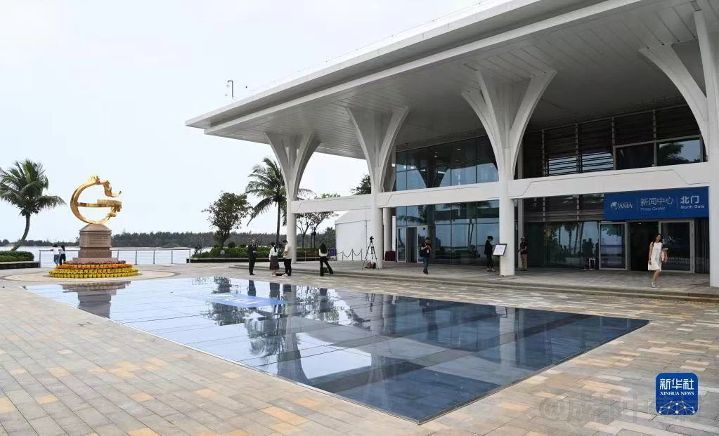  博鳌亚洲论坛新闻中心发电玻璃仿水池景观